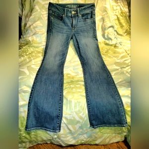American Eagle Outfitters/size 6 / super stretch/medium blue jean with acid wash